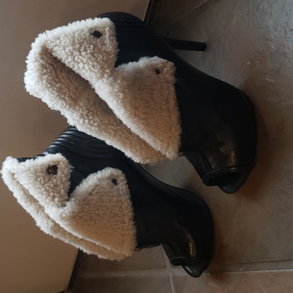 ALEXANDER MCQUEEN Faithful Shearling Ankle Boots...size 38... Black - Picture 8 of 8